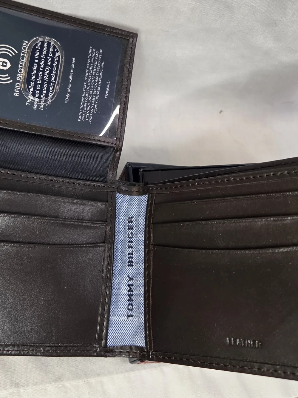 Tommy Hilfiger Men's Black Leather RFID Bi-Fold Wallet